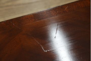 中古　アメリカ高級輸入家具　マホガニー材　引き出し付き　上質な風合いとエレガントなデザインが魅力のローテーブル(センターテーブル、リビングテーブル)(R-083764)