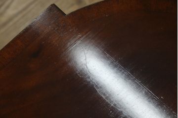 中古　アメリカ高級輸入家具　マホガニー材　引き出し付き　上質な風合いとエレガントなデザインが魅力のローテーブル(センターテーブル、リビングテーブル)(R-083764)