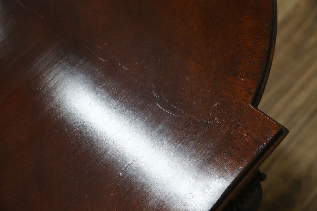 中古　アメリカ高級輸入家具　マホガニー材　引き出し付き　上質な風合いとエレガントなデザインが魅力のローテーブル(センターテーブル、リビングテーブル)(R-083764)