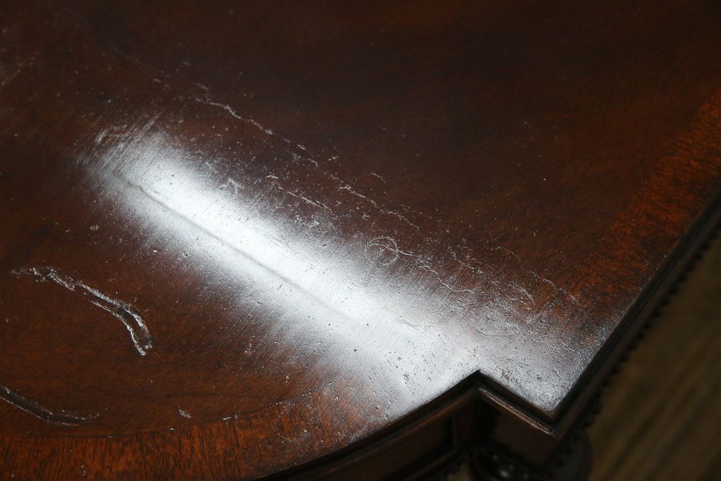 中古　アメリカ高級輸入家具　マホガニー材　引き出し付き　上質な風合いとエレガントなデザインが魅力のローテーブル(センターテーブル、リビングテーブル)(R-083764)