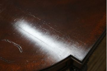 中古　アメリカ高級輸入家具　マホガニー材　引き出し付き　上質な風合いとエレガントなデザインが魅力のローテーブル(センターテーブル、リビングテーブル)(R-083764)