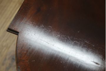 中古　アメリカ高級輸入家具　マホガニー材　引き出し付き　上質な風合いとエレガントなデザインが魅力のローテーブル(センターテーブル、リビングテーブル)(R-083764)