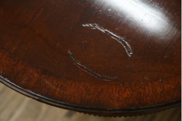 中古　アメリカ高級輸入家具　マホガニー材　引き出し付き　上質な風合いとエレガントなデザインが魅力のローテーブル(センターテーブル、リビングテーブル)(R-083764)