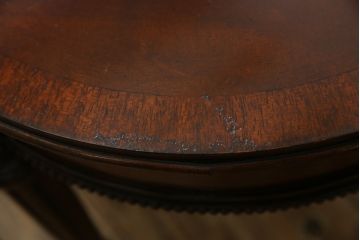 中古　アメリカ高級輸入家具　マホガニー材　引き出し付き　上質な風合いとエレガントなデザインが魅力のローテーブル(センターテーブル、リビングテーブル)(R-083764)