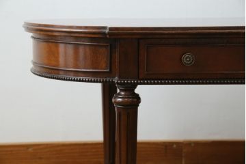 中古　アメリカ高級輸入家具　マホガニー材　引き出し付き　上質な風合いとエレガントなデザインが魅力のローテーブル(センターテーブル、リビングテーブル)(R-083764)