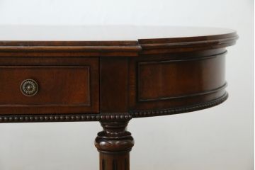 中古　アメリカ高級輸入家具　マホガニー材　引き出し付き　上質な風合いとエレガントなデザインが魅力のローテーブル(センターテーブル、リビングテーブル)(R-083764)