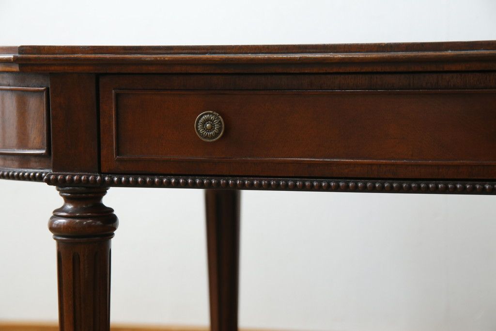 中古　アメリカ高級輸入家具　マホガニー材　引き出し付き　上質な風合いとエレガントなデザインが魅力のローテーブル(センターテーブル、リビングテーブル)(R-083764)
