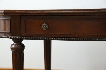 中古　アメリカ高級輸入家具　マホガニー材　引き出し付き　上質な風合いとエレガントなデザインが魅力のローテーブル(センターテーブル、リビングテーブル)(R-083764)