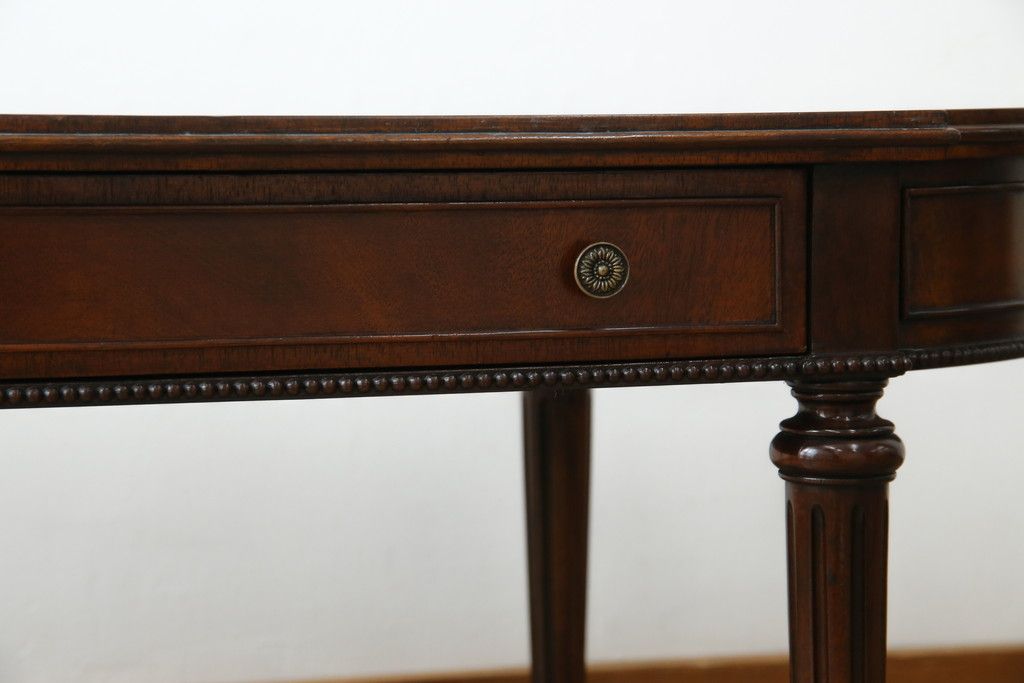 中古　アメリカ高級輸入家具　マホガニー材　引き出し付き　上質な風合いとエレガントなデザインが魅力のローテーブル(センターテーブル、リビングテーブル)(R-083764)