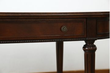 中古　アメリカ高級輸入家具　マホガニー材　引き出し付き　上質な風合いとエレガントなデザインが魅力のローテーブル(センターテーブル、リビングテーブル)(R-083764)