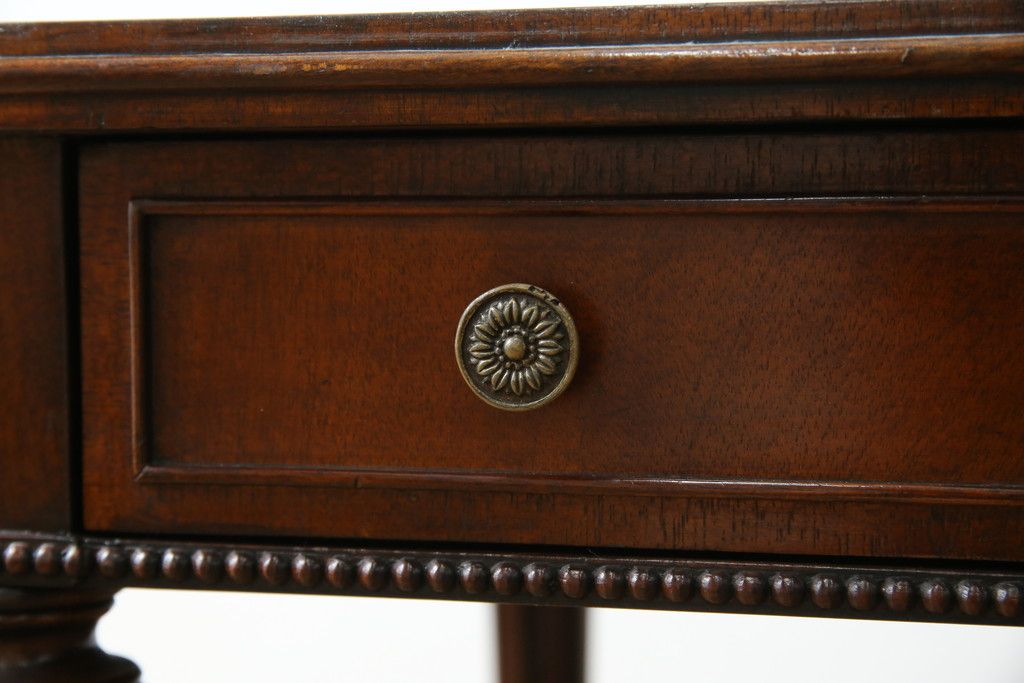 中古　アメリカ高級輸入家具　マホガニー材　引き出し付き　上質な風合いとエレガントなデザインが魅力のローテーブル(センターテーブル、リビングテーブル)(R-083764)