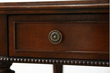 中古　アメリカ高級輸入家具　マホガニー材　引き出し付き　上質な風合いとエレガントなデザインが魅力のローテーブル(センターテーブル、リビングテーブル)(R-083764)