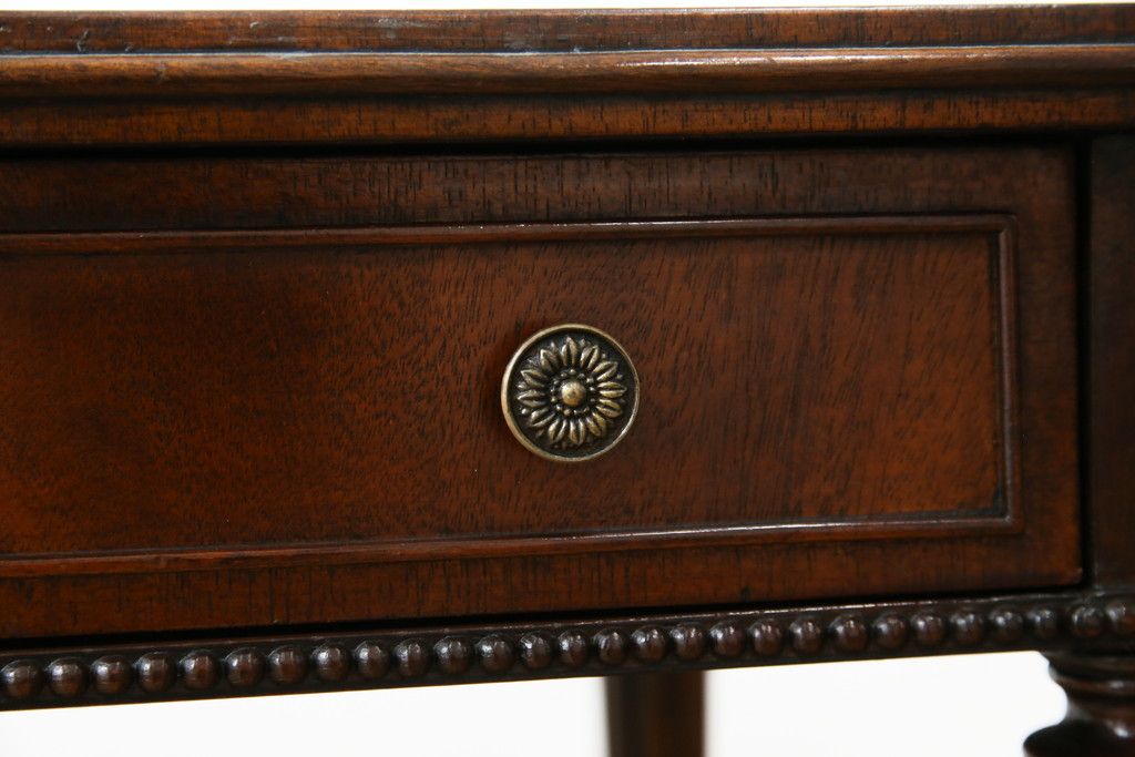 中古　アメリカ高級輸入家具　マホガニー材　引き出し付き　上質な風合いとエレガントなデザインが魅力のローテーブル(センターテーブル、リビングテーブル)(R-083764)