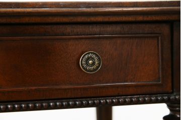 中古　アメリカ高級輸入家具　マホガニー材　引き出し付き　上質な風合いとエレガントなデザインが魅力のローテーブル(センターテーブル、リビングテーブル)(R-083764)