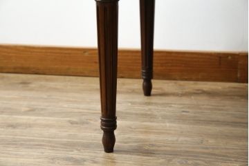 中古　アメリカ高級輸入家具　マホガニー材　引き出し付き　上質な風合いとエレガントなデザインが魅力のローテーブル(センターテーブル、リビングテーブル)(R-083764)