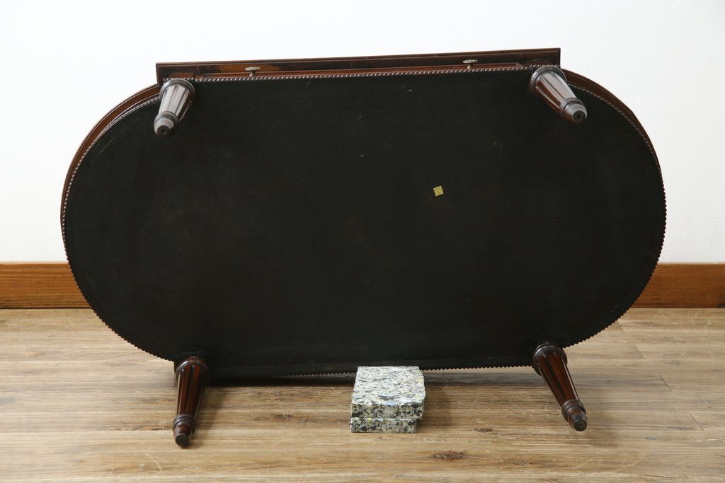 中古　アメリカ高級輸入家具　マホガニー材　引き出し付き　上質な風合いとエレガントなデザインが魅力のローテーブル(センターテーブル、リビングテーブル)(R-083764)
