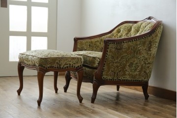 中古　美品　maruni(マルニ木工)　マキシマムシリーズ　エレガントさとクラシカルな雰囲気を兼ね備えたアームソファとオットマンセット(1人掛けソファ、一人掛けソファ、1Pソファ、フットスツール、椅子、イス)(定価約30万円)(R-083766)