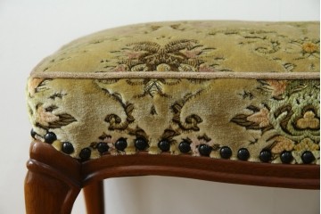 中古　美品　maruni(マルニ木工)　マキシマムシリーズ　エレガントさとクラシカルな雰囲気を兼ね備えたアームソファとオットマンセット(1人掛けソファ、一人掛けソファ、1Pソファ、フットスツール、椅子、イス)(定価約30万円)(R-083766)