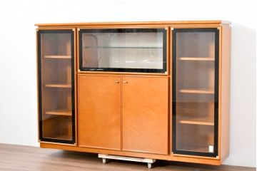 中古　美品　高級品　モリシゲ(MORISHIGE/森繁)　鳥眼杢(バーズアイ)が目を引く照明付きサイドボード(収納棚、戸棚、サイドキャビネット、食器棚、カップボード、飾り棚、コレクションケース)(定価約90万円)(R-083769)