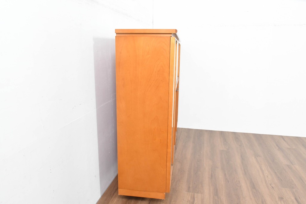 中古　美品　高級品　モリシゲ(MORISHIGE/森繁)　鳥眼杢(バーズアイ)が目を引く照明付きサイドボード(収納棚、戸棚、サイドキャビネット、食器棚、カップボード、飾り棚、コレクションケース)(定価約90万円)(R-083769)