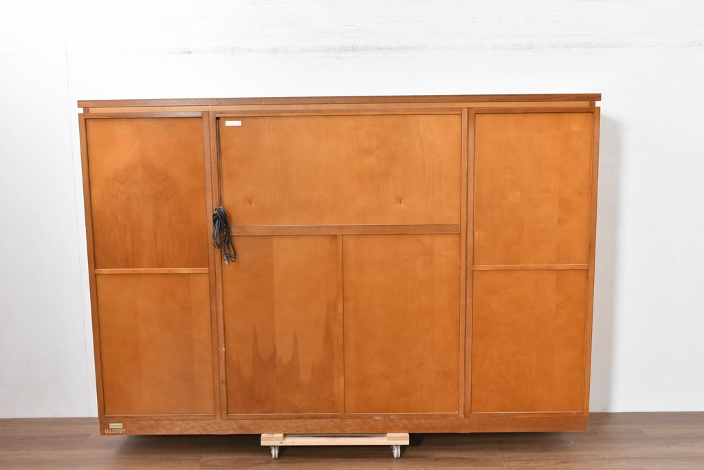 中古　美品　高級品　モリシゲ(MORISHIGE/森繁)　鳥眼杢(バーズアイ)が目を引く照明付きサイドボード(収納棚、戸棚、サイドキャビネット、食器棚、カップボード、飾り棚、コレクションケース)(定価約90万円)(R-083769)