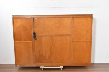 中古　美品　高級品　モリシゲ(MORISHIGE/森繁)　鳥眼杢(バーズアイ)が目を引く照明付きサイドボード(収納棚、戸棚、サイドキャビネット、食器棚、カップボード、飾り棚、コレクションケース)(定価約90万円)(R-083769)