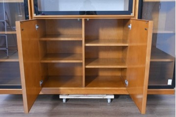 中古　美品　高級品　モリシゲ(MORISHIGE/森繁)　鳥眼杢(バーズアイ)が目を引く照明付きサイドボード(収納棚、戸棚、サイドキャビネット、食器棚、カップボード、飾り棚、コレクションケース)(定価約90万円)(R-083769)