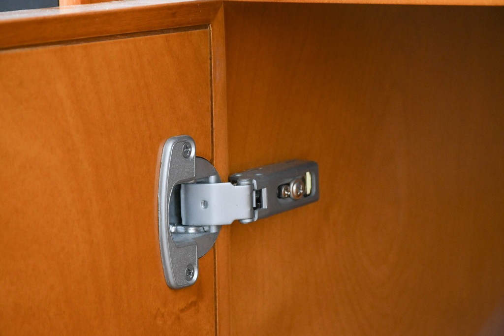 中古　美品　高級品　モリシゲ(MORISHIGE/森繁)　鳥眼杢(バーズアイ)が目を引く照明付きサイドボード(収納棚、戸棚、サイドキャビネット、食器棚、カップボード、飾り棚、コレクションケース)(定価約90万円)(R-083769)