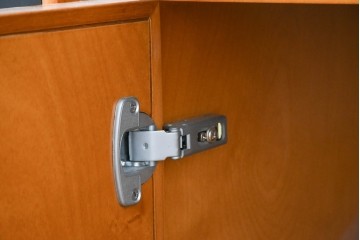 中古　美品　高級品　モリシゲ(MORISHIGE/森繁)　鳥眼杢(バーズアイ)が目を引く照明付きサイドボード(収納棚、戸棚、サイドキャビネット、食器棚、カップボード、飾り棚、コレクションケース)(定価約90万円)(R-083769)