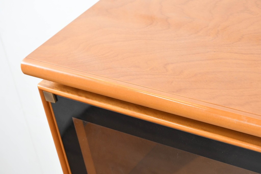 中古　美品　高級品　モリシゲ(MORISHIGE/森繁)　鳥眼杢(バーズアイ)が目を引く照明付きサイドボード(収納棚、戸棚、サイドキャビネット、食器棚、カップボード、飾り棚、コレクションケース)(定価約90万円)(R-083769)