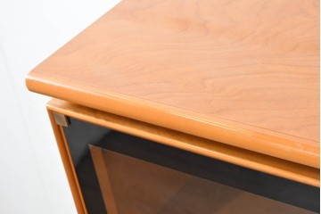 中古　美品　高級品　モリシゲ(MORISHIGE/森繁)　鳥眼杢(バーズアイ)が目を引く照明付きサイドボード(収納棚、戸棚、サイドキャビネット、食器棚、カップボード、飾り棚、コレクションケース)(定価約90万円)(R-083769)