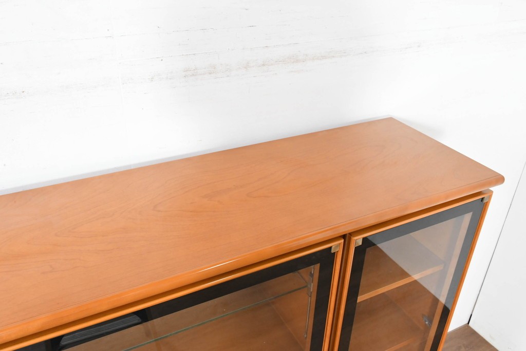 中古　美品　高級品　モリシゲ(MORISHIGE/森繁)　鳥眼杢(バーズアイ)が目を引く照明付きサイドボード(収納棚、戸棚、サイドキャビネット、食器棚、カップボード、飾り棚、コレクションケース)(定価約90万円)(R-083769)