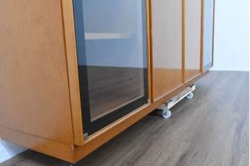 中古　美品　高級品　モリシゲ(MORISHIGE/森繁)　鳥眼杢(バーズアイ)が目を引く照明付きサイドボード(収納棚、戸棚、サイドキャビネット、食器棚、カップボード、飾り棚、コレクションケース)(定価約90万円)(R-083769)