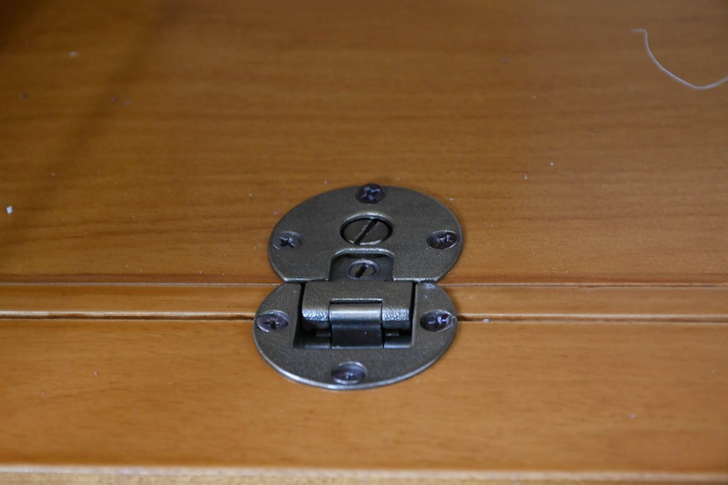 中古　美品　高級品　モリシゲ(MORISHIGE/森繁)　鳥眼杢(バーズアイ)が目を引く照明付きサイドボード(収納棚、戸棚、サイドキャビネット、食器棚、カップボード、飾り棚、コレクションケース)(定価約90万円)(R-083769)