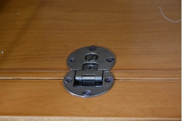 中古　美品　高級品　モリシゲ(MORISHIGE/森繁)　鳥眼杢(バーズアイ)が目を引く照明付きサイドボード(収納棚、戸棚、サイドキャビネット、食器棚、カップボード、飾り棚、コレクションケース)(定価約90万円)(R-083769)