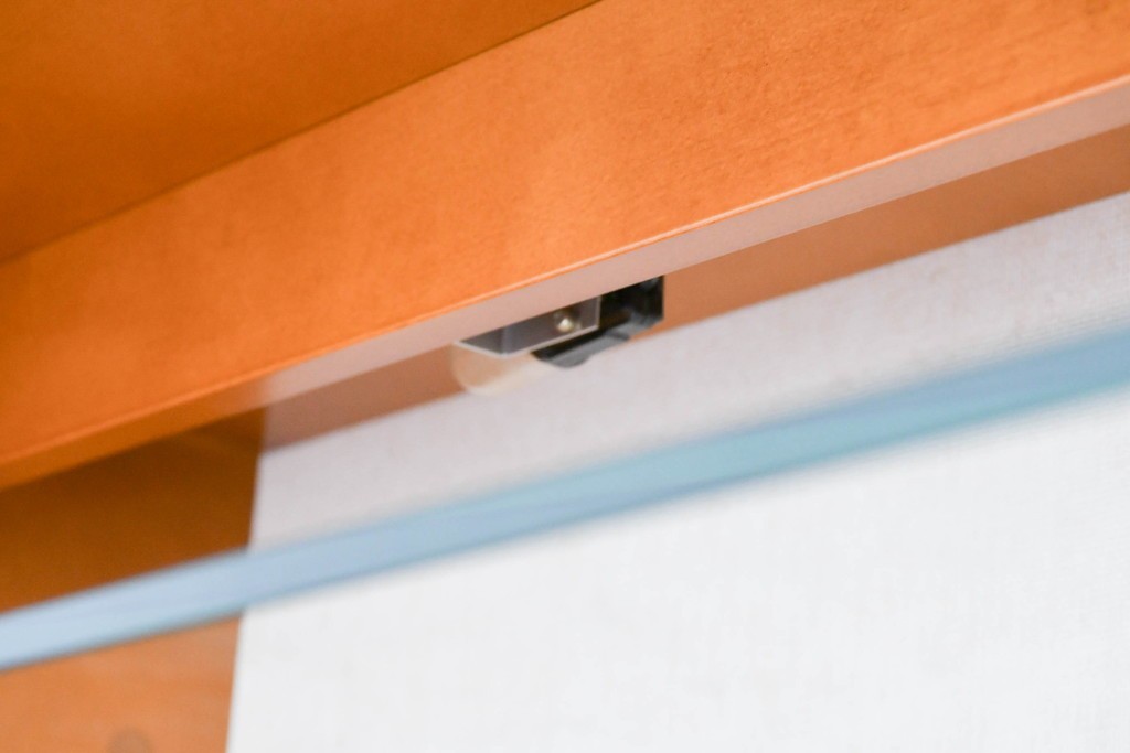 中古　美品　高級品　モリシゲ(MORISHIGE/森繁)　鳥眼杢(バーズアイ)が目を引く照明付きサイドボード(収納棚、戸棚、サイドキャビネット、食器棚、カップボード、飾り棚、コレクションケース)(定価約90万円)(R-083769)