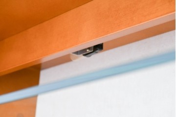 中古　美品　高級品　モリシゲ(MORISHIGE/森繁)　鳥眼杢(バーズアイ)が目を引く照明付きサイドボード(収納棚、戸棚、サイドキャビネット、食器棚、カップボード、飾り棚、コレクションケース)(定価約90万円)(R-083769)