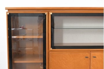 中古　美品　高級品　モリシゲ(MORISHIGE/森繁)　鳥眼杢(バーズアイ)が目を引く照明付きサイドボード(収納棚、戸棚、サイドキャビネット、食器棚、カップボード、飾り棚、コレクションケース)(定価約90万円)(R-083769)