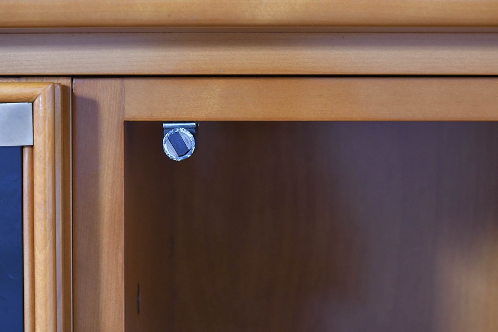 中古　美品　高級品　モリシゲ(MORISHIGE/森繁)　鳥眼杢(バーズアイ)が目を引く照明付きサイドボード(収納棚、戸棚、サイドキャビネット、食器棚、カップボード、飾り棚、コレクションケース)(定価約90万円)(R-083769)