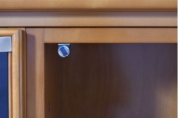 中古　美品　高級品　モリシゲ(MORISHIGE/森繁)　鳥眼杢(バーズアイ)が目を引く照明付きサイドボード(収納棚、戸棚、サイドキャビネット、食器棚、カップボード、飾り棚、コレクションケース)(定価約90万円)(R-083769)