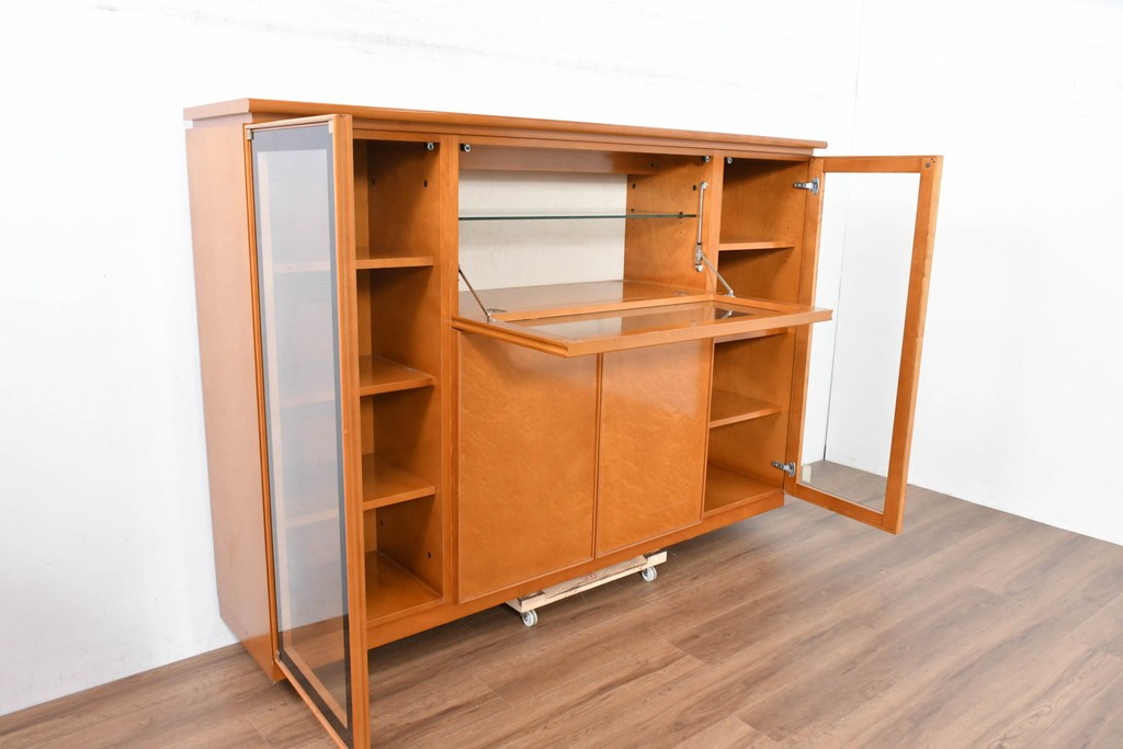 中古　美品　高級品　モリシゲ(MORISHIGE/森繁)　鳥眼杢(バーズアイ)が目を引く照明付きサイドボード(収納棚、戸棚、サイドキャビネット、食器棚、カップボード、飾り棚、コレクションケース)(定価約90万円)(R-083769)