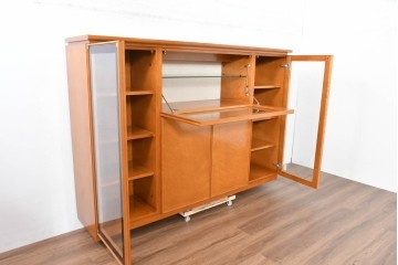 中古　美品　高級品　モリシゲ(MORISHIGE/森繁)　鳥眼杢(バーズアイ)が目を引く照明付きサイドボード(収納棚、戸棚、サイドキャビネット、食器棚、カップボード、飾り棚、コレクションケース)(定価約90万円)(R-083769)