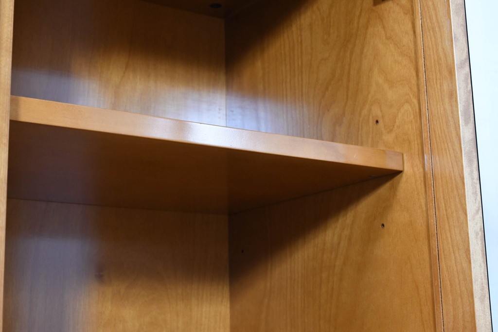 中古　美品　高級品　モリシゲ(MORISHIGE/森繁)　鳥眼杢(バーズアイ)が目を引く照明付きサイドボード(収納棚、戸棚、サイドキャビネット、食器棚、カップボード、飾り棚、コレクションケース)(定価約90万円)(R-083769)