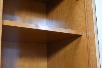 中古　美品　高級品　モリシゲ(MORISHIGE/森繁)　鳥眼杢(バーズアイ)が目を引く照明付きサイドボード(収納棚、戸棚、サイドキャビネット、食器棚、カップボード、飾り棚、コレクションケース)(定価約90万円)(R-083769)