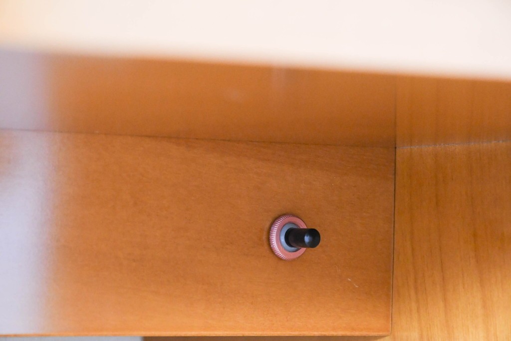 中古　美品　高級品　モリシゲ(MORISHIGE/森繁)　鳥眼杢(バーズアイ)が目を引く照明付きサイドボード(収納棚、戸棚、サイドキャビネット、食器棚、カップボード、飾り棚、コレクションケース)(定価約90万円)(R-083769)