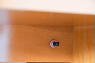 中古　美品　高級品　モリシゲ(MORISHIGE/森繁)　鳥眼杢(バーズアイ)が目を引く照明付きサイドボード(収納棚、戸棚、サイドキャビネット、食器棚、カップボード、飾り棚、コレクションケース)(定価約90万円)(R-083769)