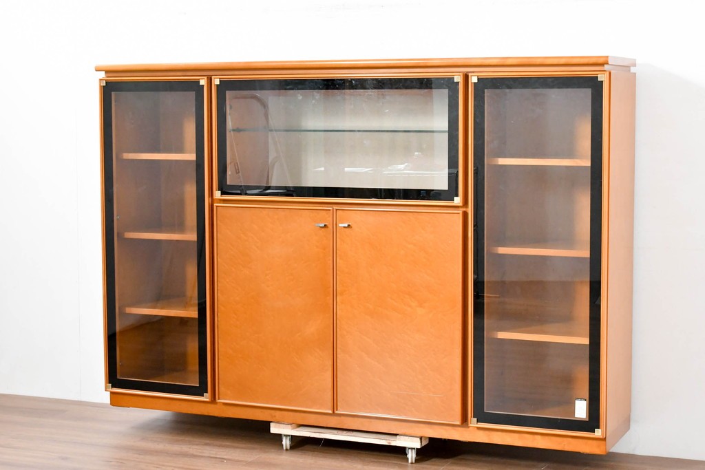 中古　美品　高級品　モリシゲ(MORISHIGE/森繁)　鳥眼杢(バーズアイ)が目を引く照明付きサイドボード(収納棚、戸棚、サイドキャビネット、食器棚、カップボード、飾り棚、コレクションケース)(定価約90万円)(R-083769)