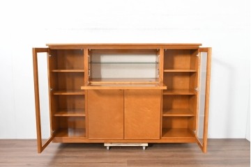 中古　美品　高級品　モリシゲ(MORISHIGE/森繁)　鳥眼杢(バーズアイ)が目を引く照明付きサイドボード(収納棚、戸棚、サイドキャビネット、食器棚、カップボード、飾り棚、コレクションケース)(定価約90万円)(R-083769)