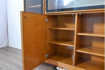 中古　美品　高級品　モリシゲ(MORISHIGE/森繁)　鳥眼杢(バーズアイ)が目を引く照明付きサイドボード(収納棚、戸棚、サイドキャビネット、食器棚、カップボード、飾り棚、コレクションケース)(定価約90万円)(R-083769)