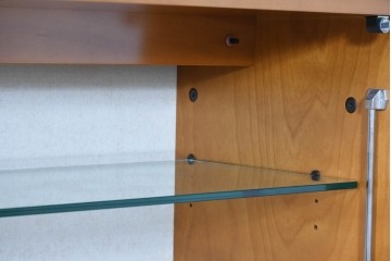 中古　美品　高級品　モリシゲ(MORISHIGE/森繁)　鳥眼杢(バーズアイ)が目を引く照明付きサイドボード(収納棚、戸棚、サイドキャビネット、食器棚、カップボード、飾り棚、コレクションケース)(定価約90万円)(R-083769)